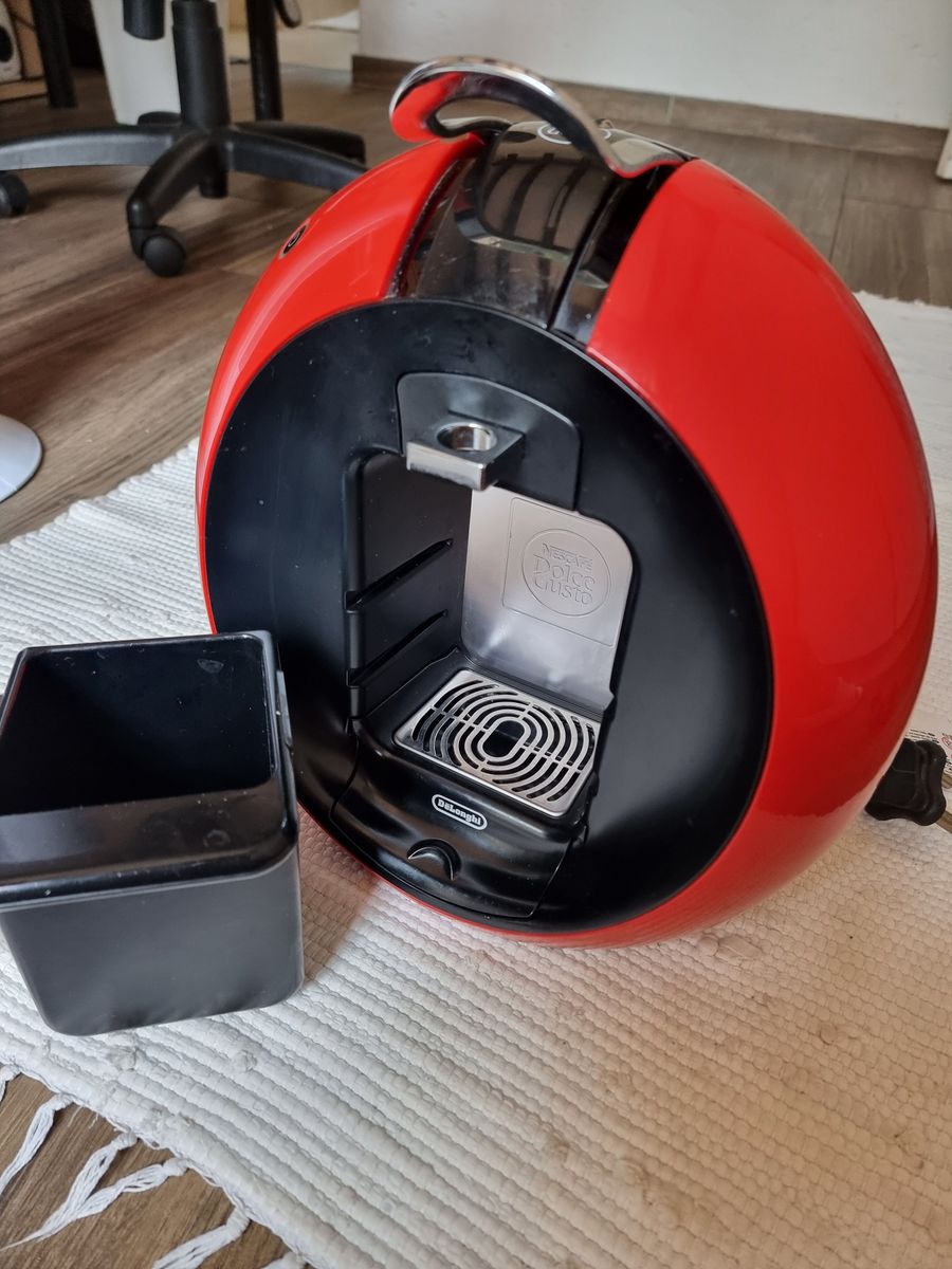 RED DE LONGHI NESCAFE DOLCE GUSTO CIRCOLO CAPSULE COFFEE MACHINE. Perfect working condition It has