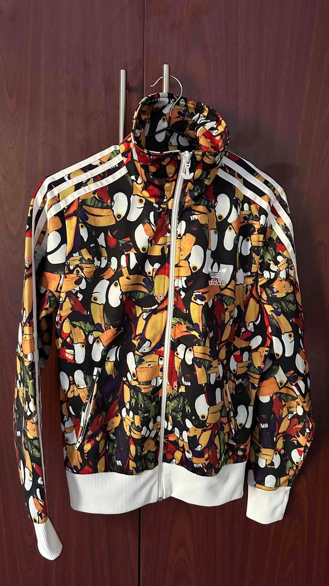 Women Adidas Zipper Jacket. This jacket has T Yaga SA