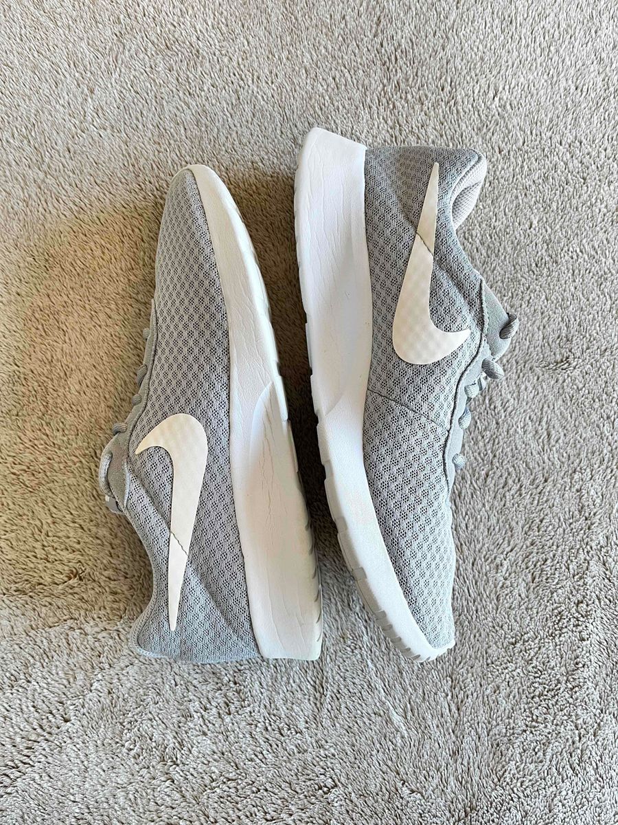 Nike tanjun hotsell womens grey