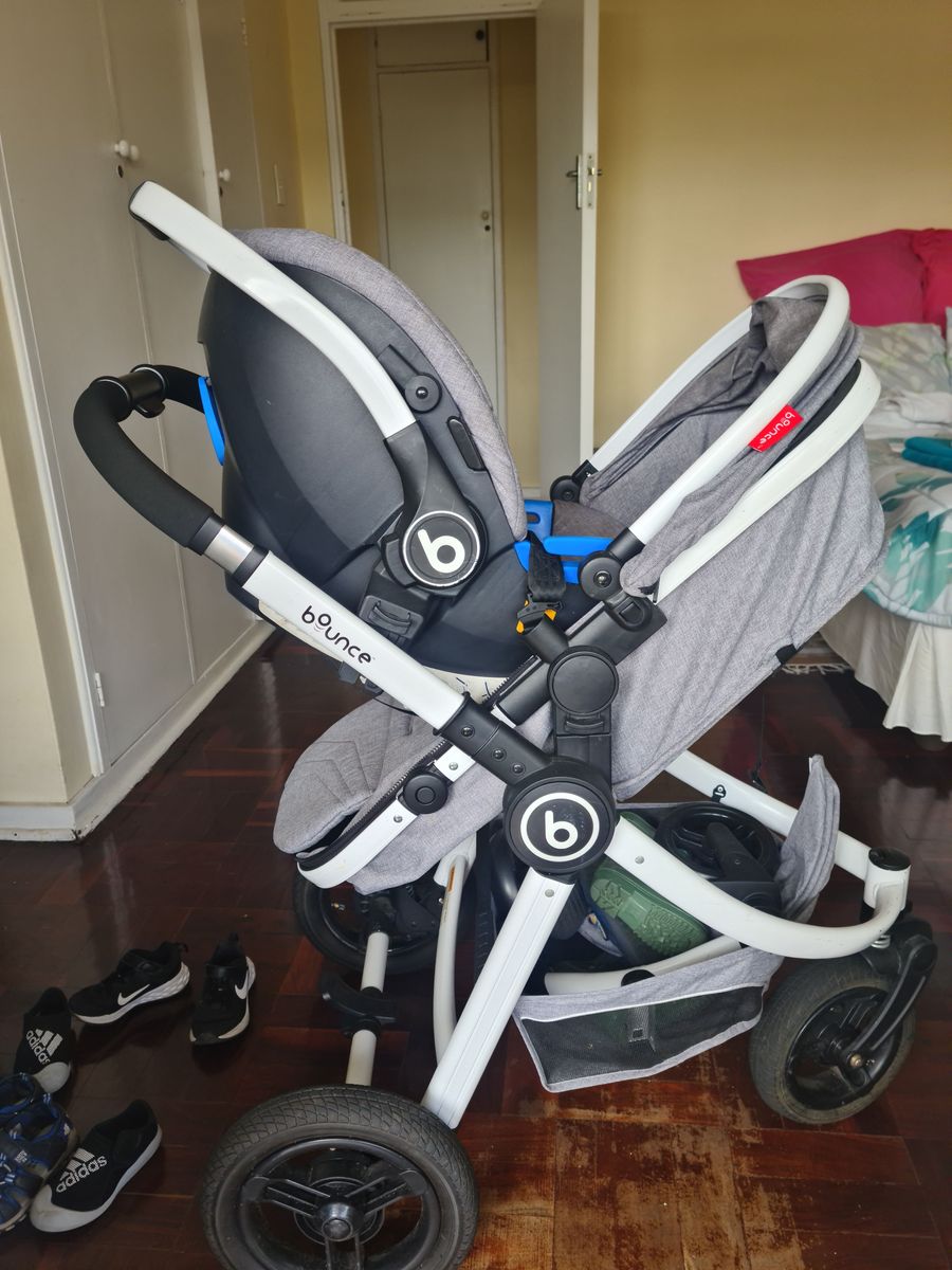 Bounce titanium travel system baby stroller for sale. It is in good condition. Stroller with interch