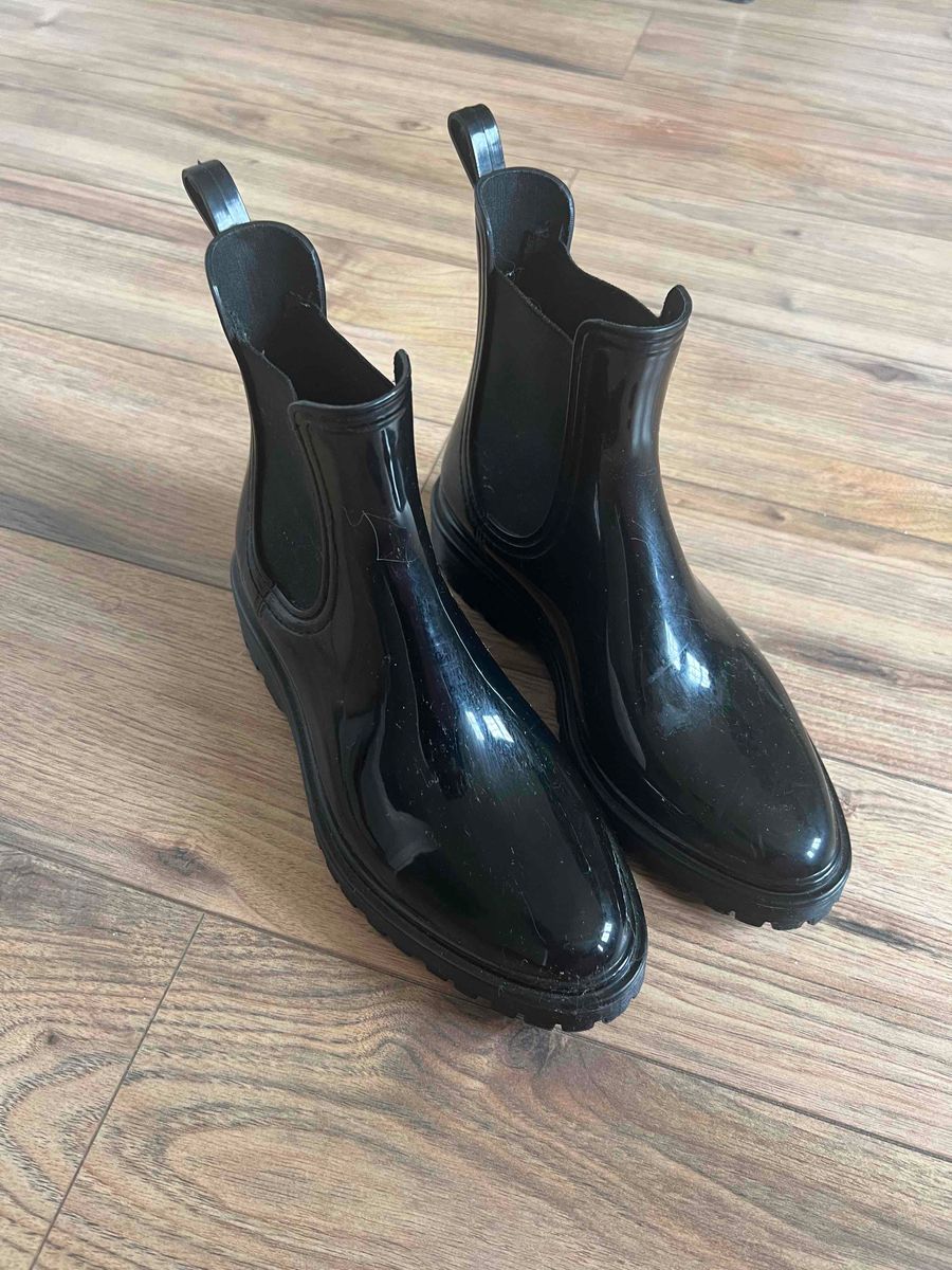Barely worn Witchery gumboots. Black Size 36 Pointed toe with sole detail. Great condition