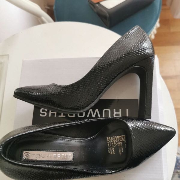 Women Black high block heel shoes from Truwor Yaga SA