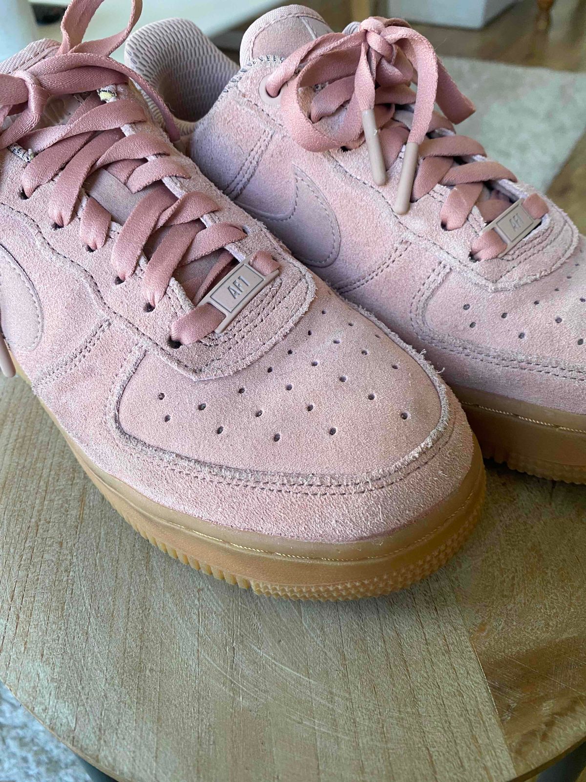 Nike air force 1 hot sale pink suede gum sole