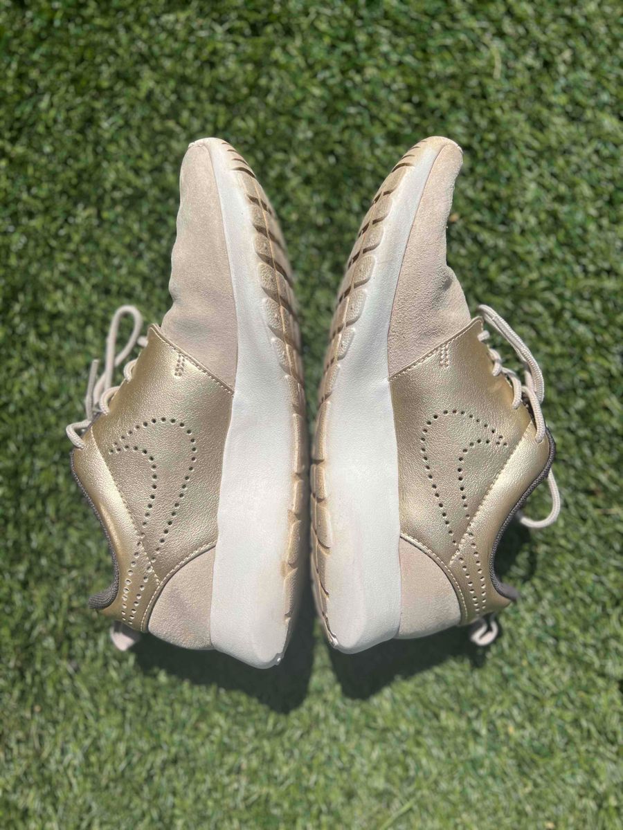 Nike roshe one premium suede gold sales