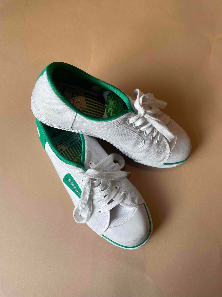 Women Dunlop sneakers, great condition judt s YAGA