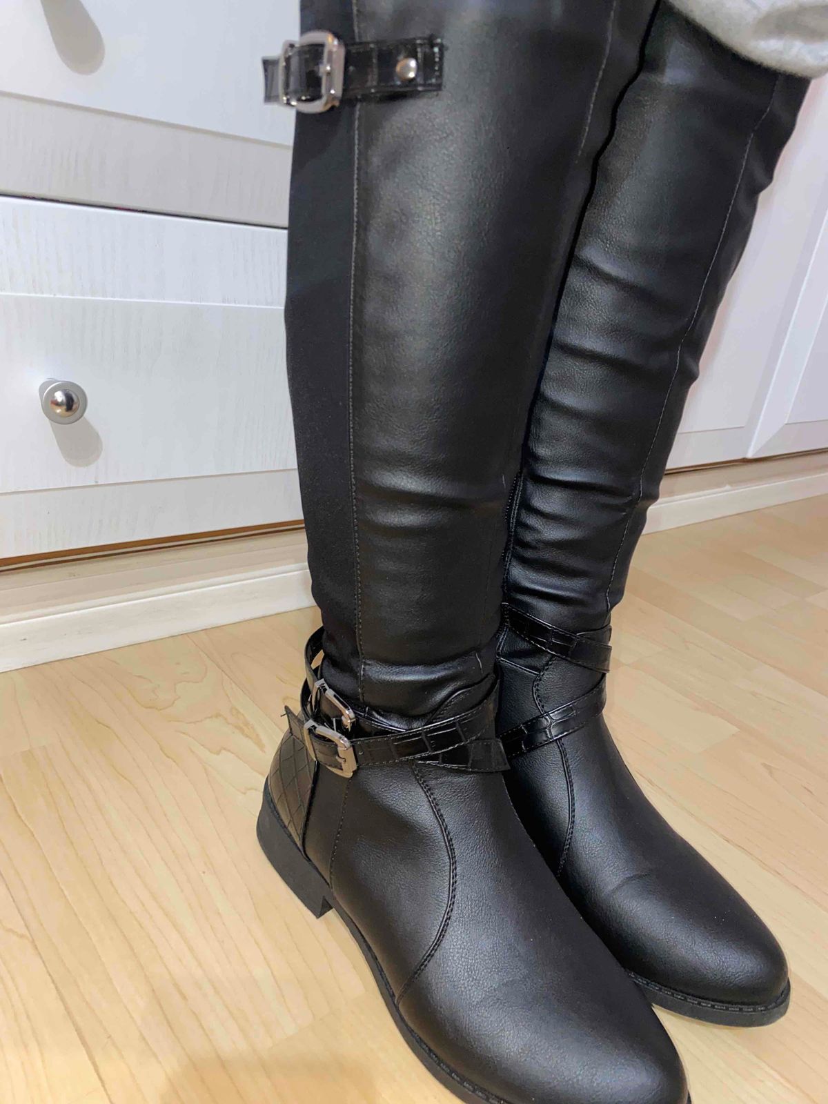 Women Black leather rage boots Size 5 Never w Yaga SA