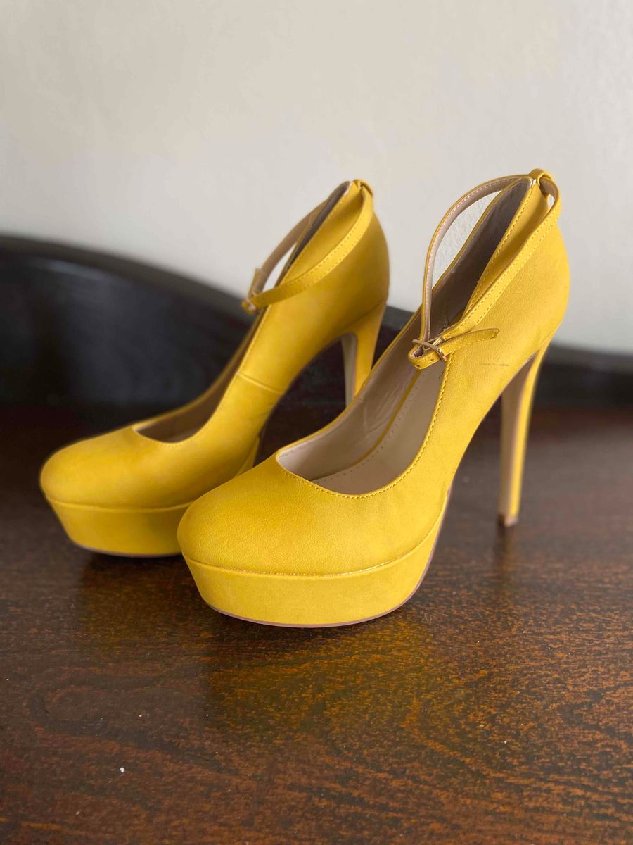 Foschini yellow deals heels