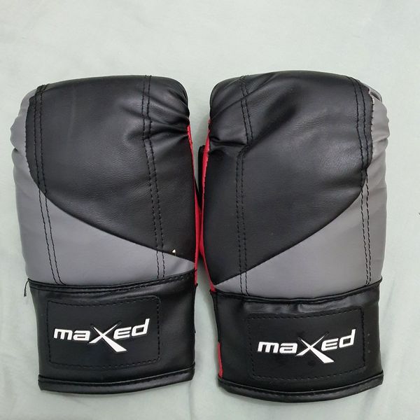 Boxing gloves size medium. Mr price sport maxed brand. In good condition