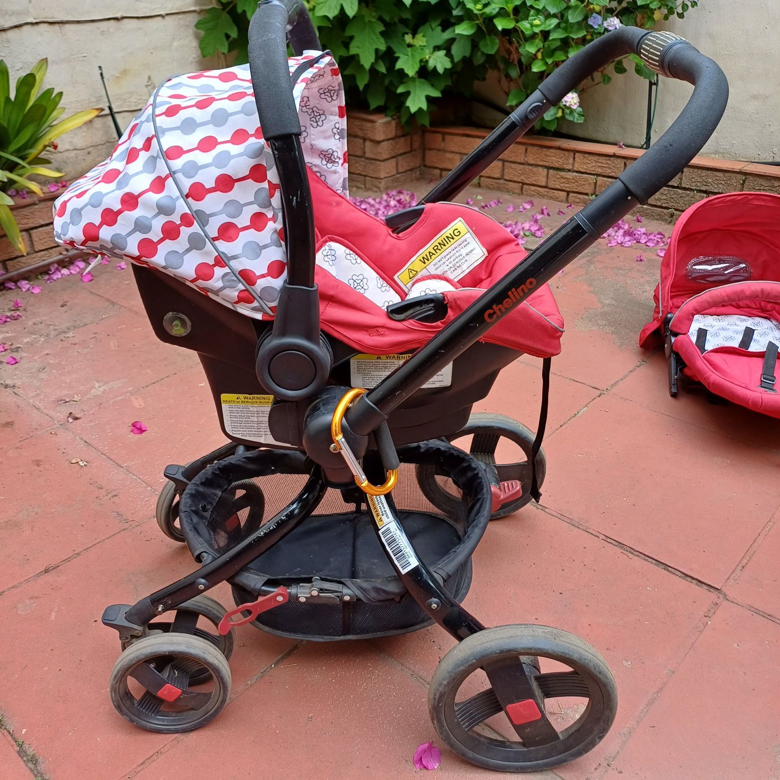 Chelino twister travel system. Comes with a car chair and bassinet. Please check pics out for deta