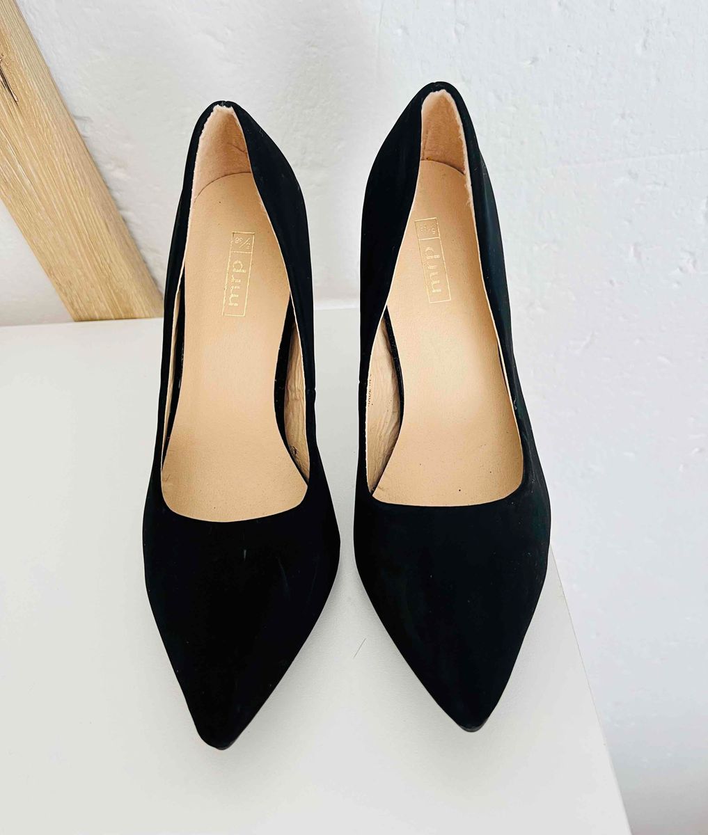 Black suede pointed sales heels