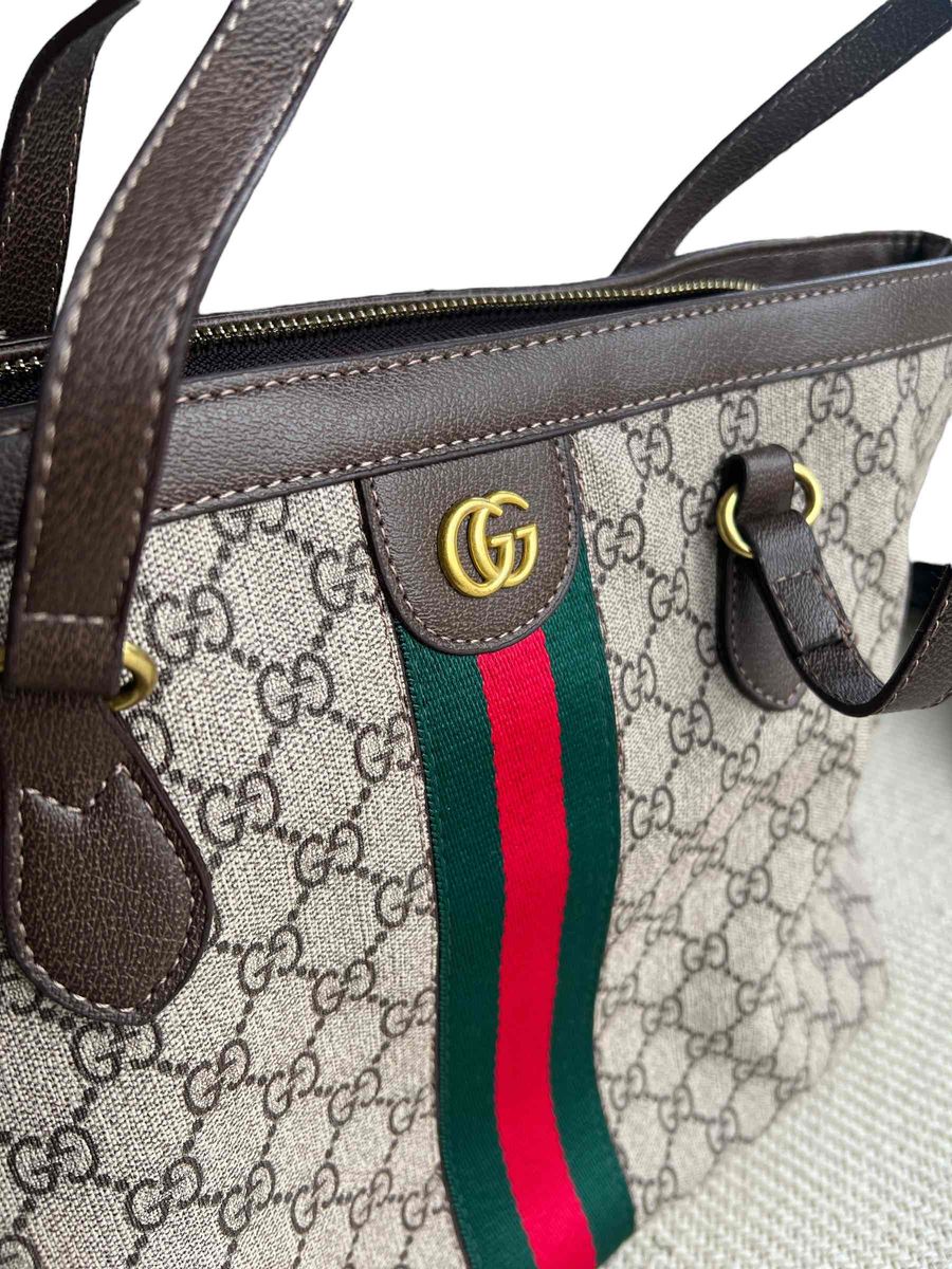 Women, Gucci bag, hasnt been authenticated, re