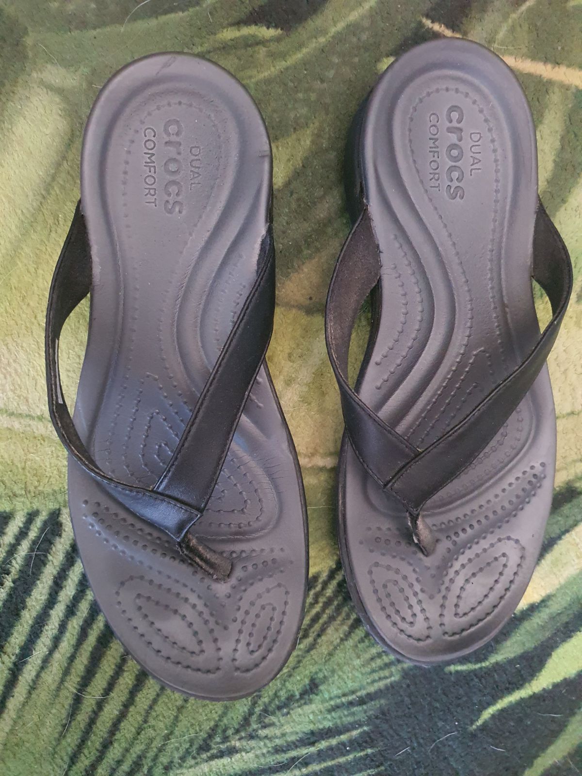 Women Crocs Dual Comfort flops size 7.Fully p Yaga SA