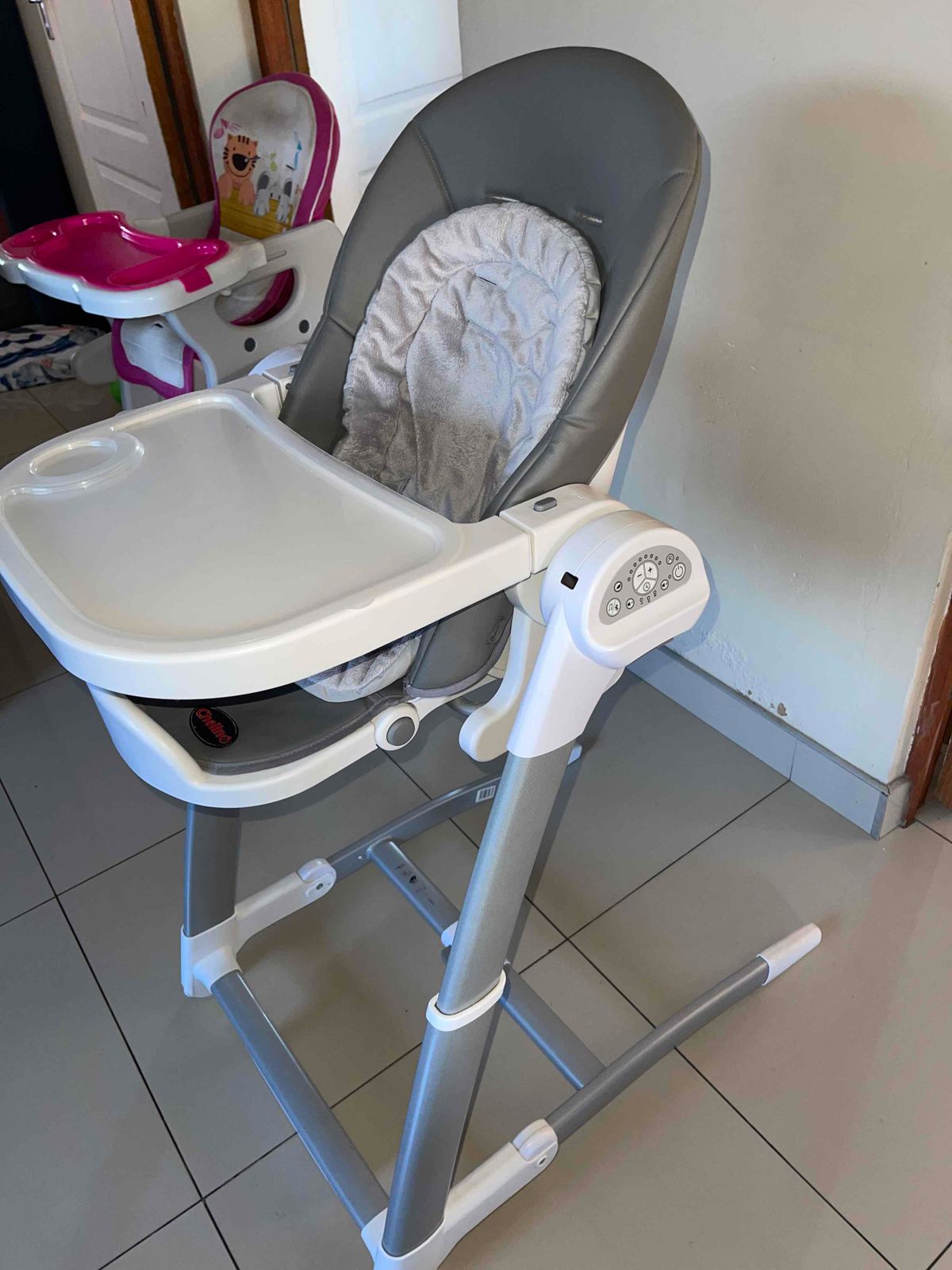 Kids in chelino swing/feeding chair YAGA