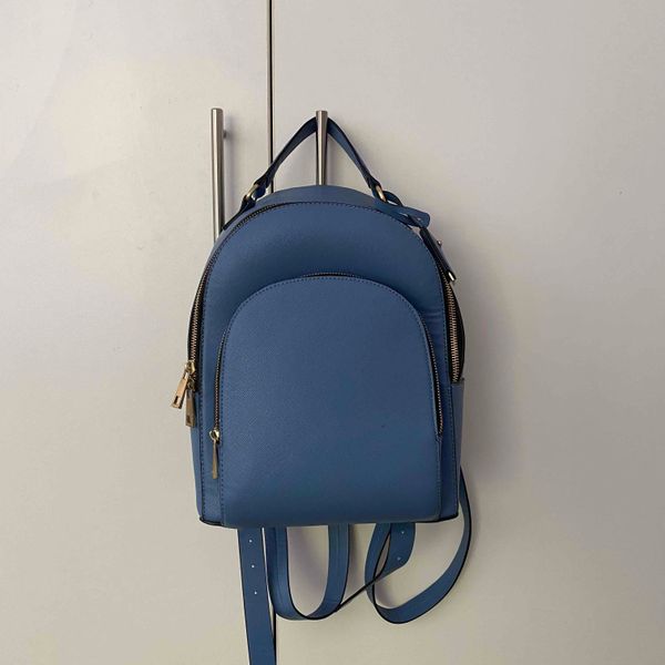 Women blue zara backpack. never used. Yaga SA