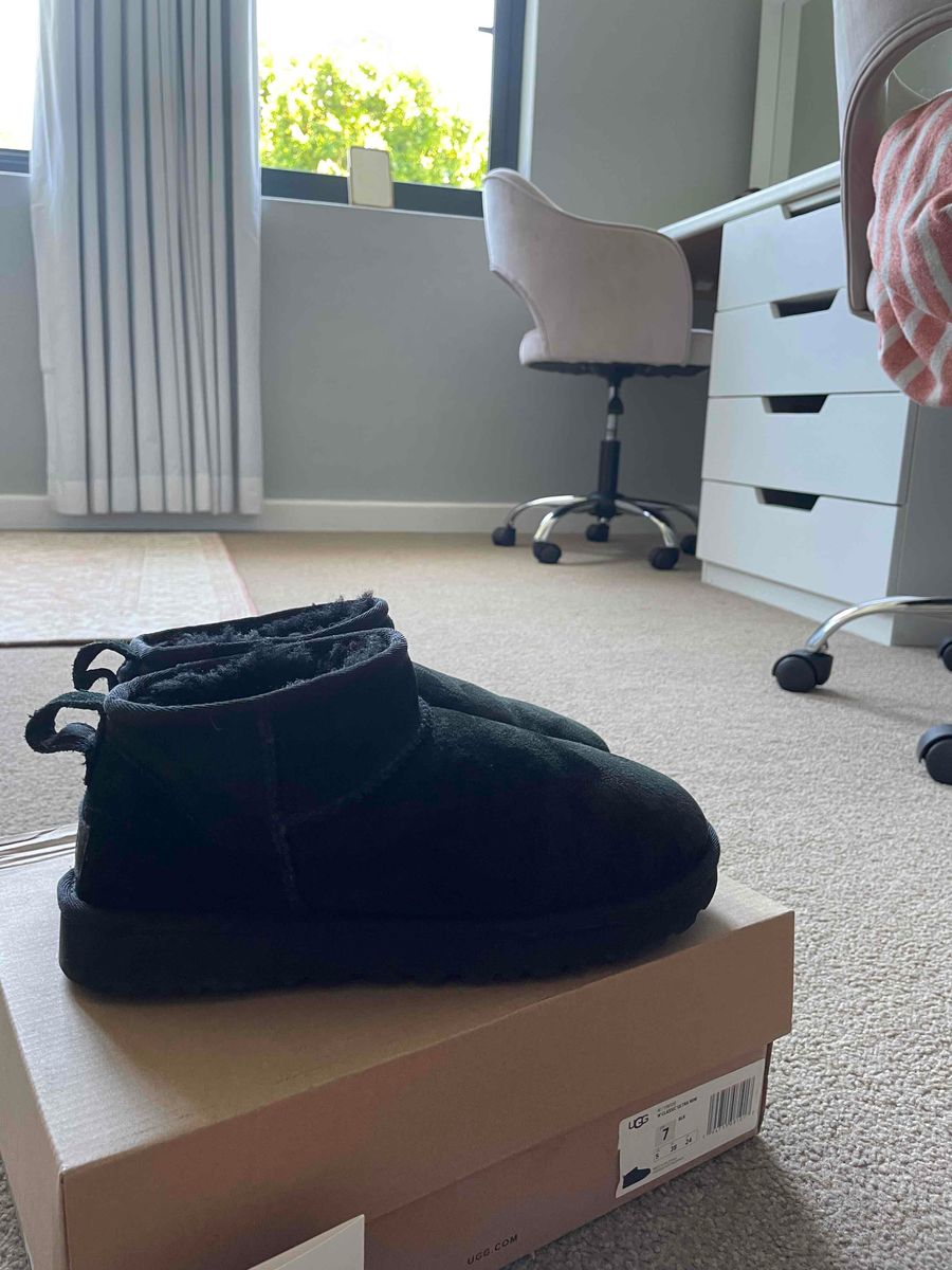 Women Ultra Mini Uggs in Black. Worn 3 times Yaga SA