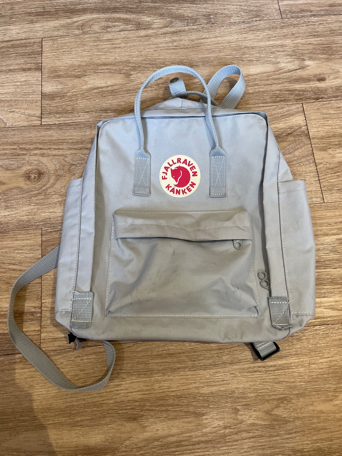 Light grey fjallraven kanken best sale