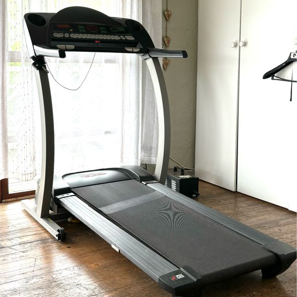 Sports Leisure The ProForm 760 EKG treadmill is black Yaga SA