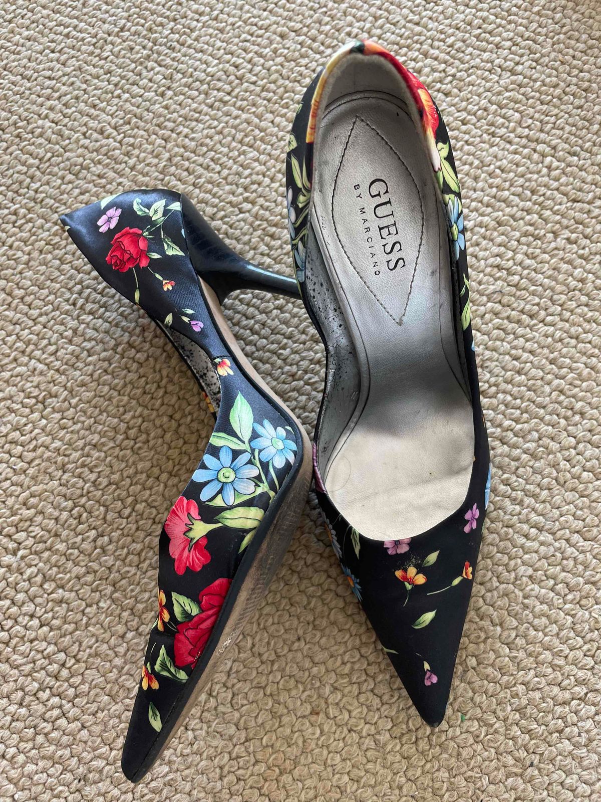 Guess on sale floral pumps