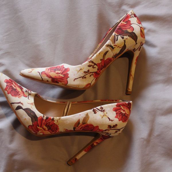 Women Edgars Brand new floral court heels. Yaga SA