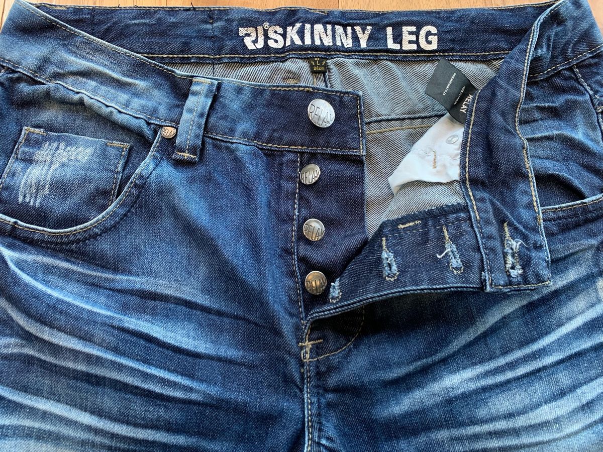 Relay skinny jean in basically new condition. Very unique features! Men’s  size 32.