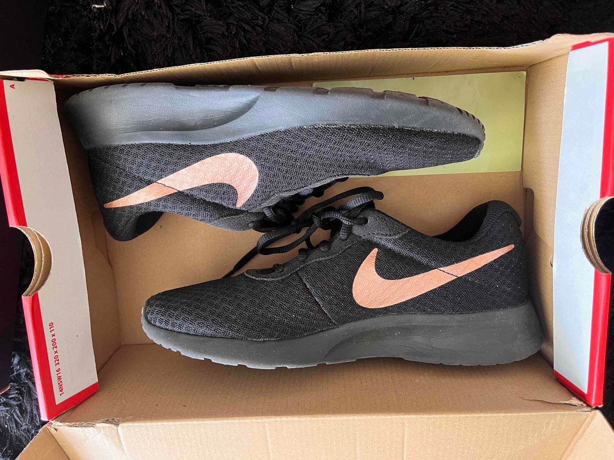 Nike tanjun sales rose gold black