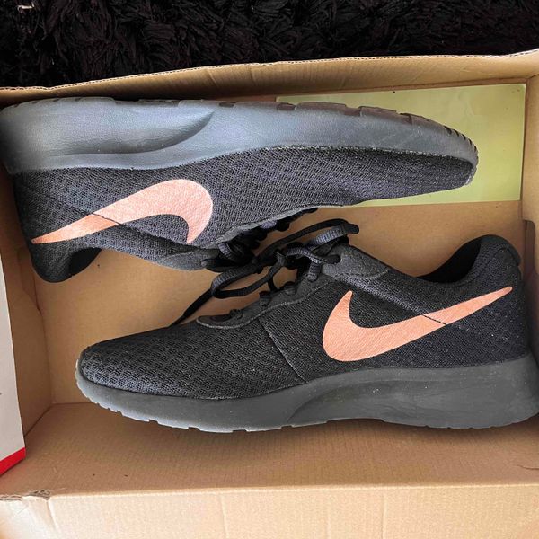 Nike tanjun womens 2025 black and rose gold