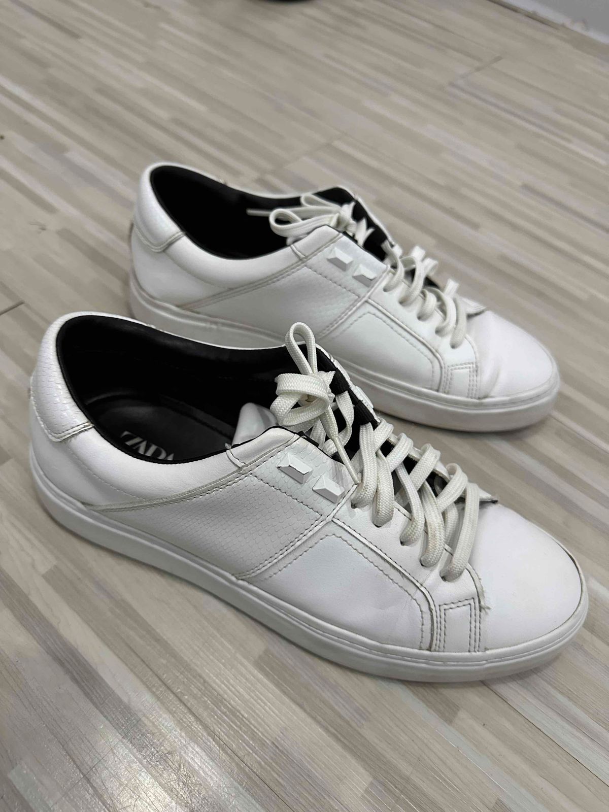 White sneakers zara on sale man