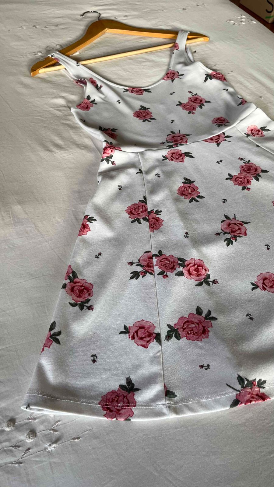 White dress with red best sale roses h&m