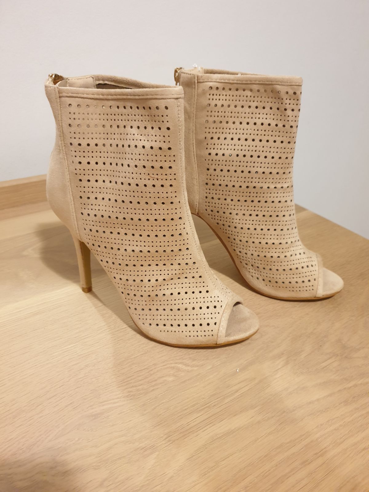 Luella Foschini beige ankle boots with cut out detail and peep toe. In perfect unworn condition