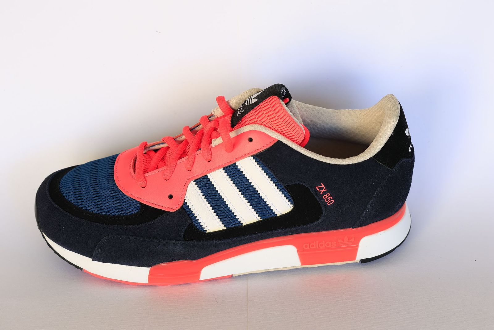 Men A pair of adidas Originals ZX 850 Yaga SA