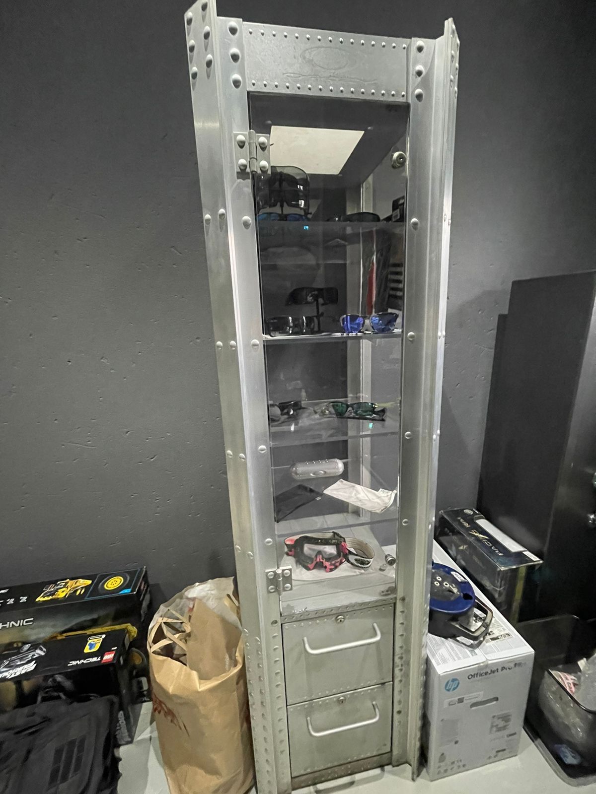 Arriba 30+ imagen oakley display case craigslist Thptnganamst.edu.vn