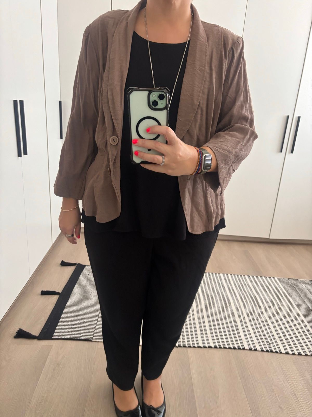 Women | Short light beige jacket | YAGA