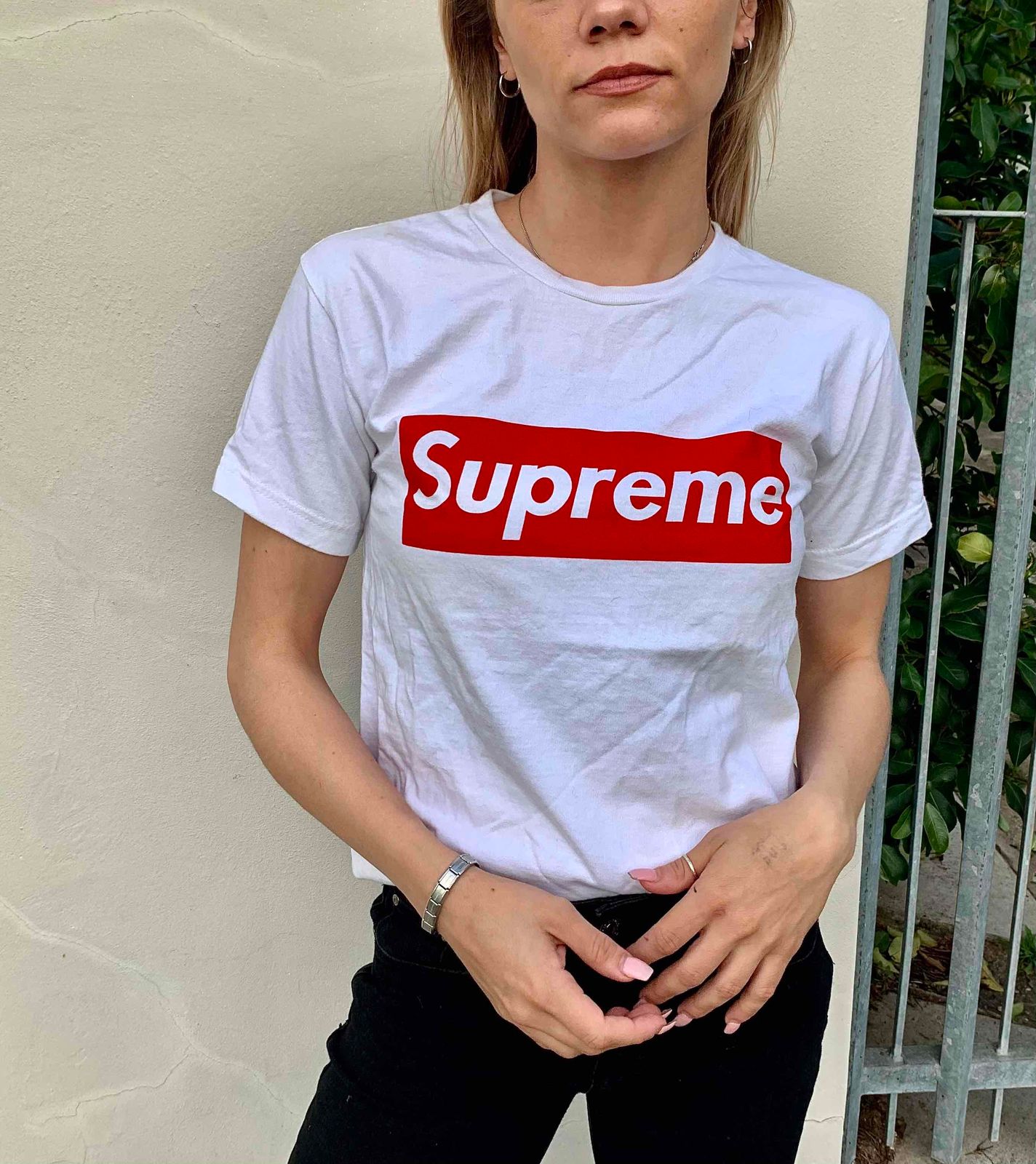 Supreme logo outlet t shirt women's