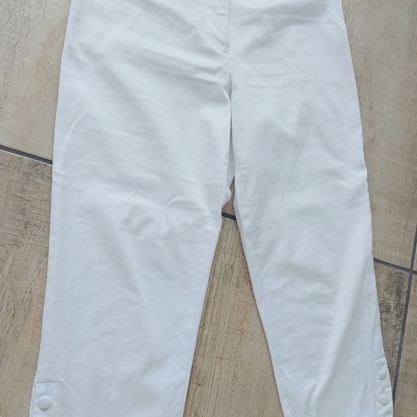 Miladys tummy control cropped white pants with cute buttons at the bottom.  Size 10. Worn once. No po