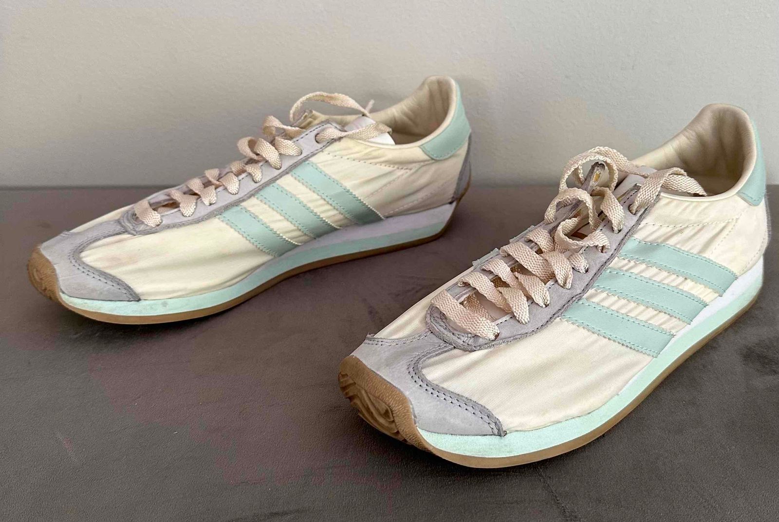 Women Adidas Retro sneakers in pastel colours Yaga SA