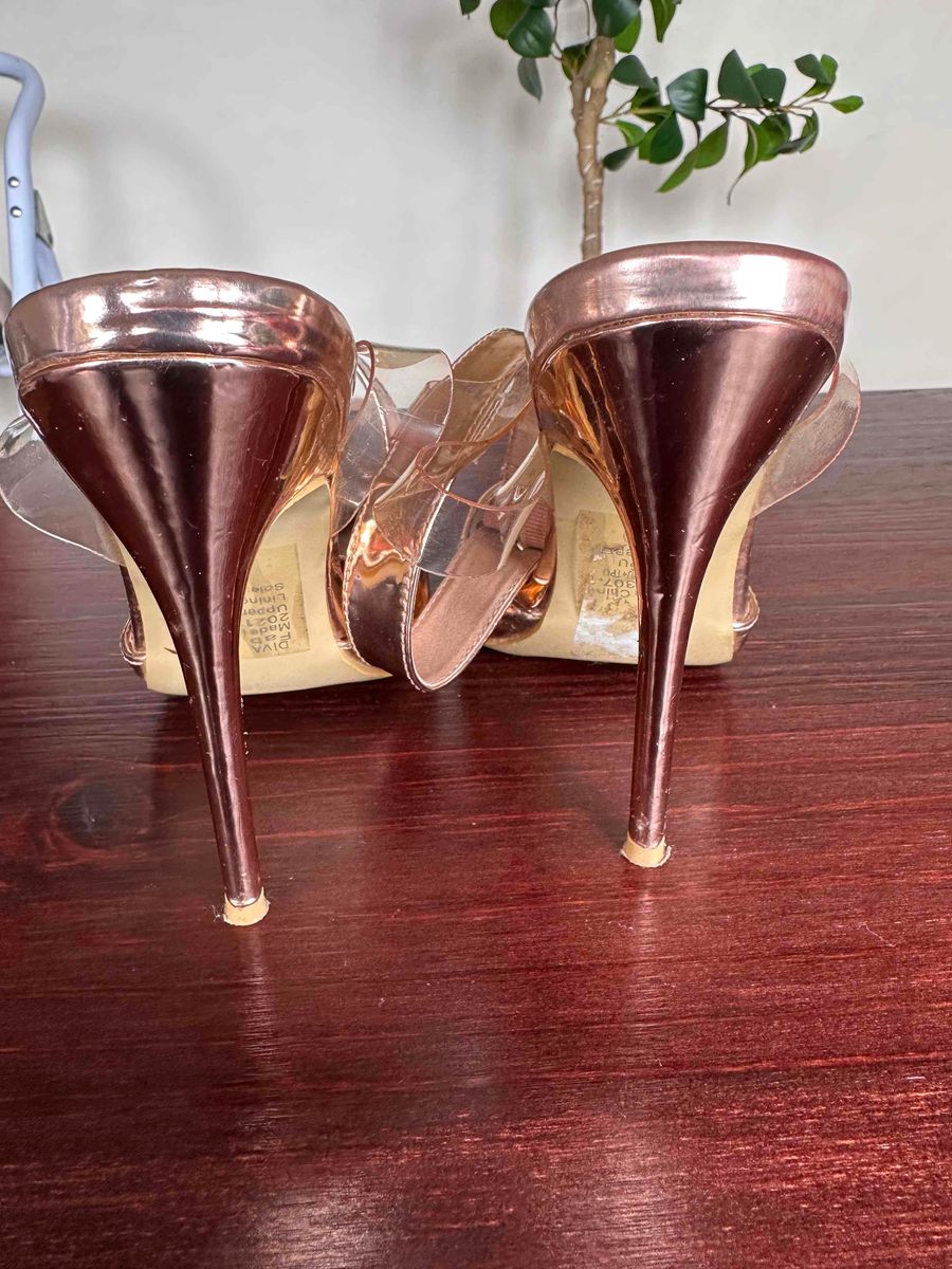 Yde rose 2025 gold shoes