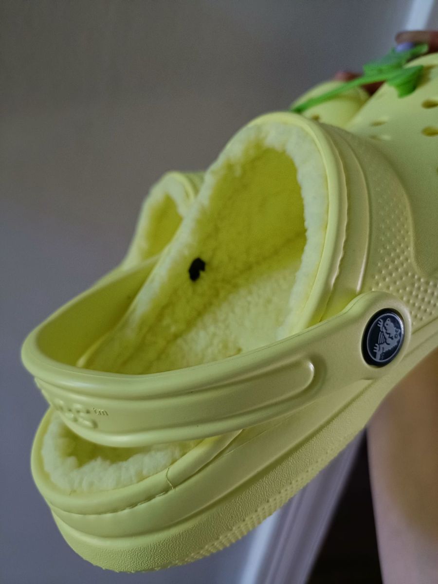 Yellow crocs 2025 with fur inside