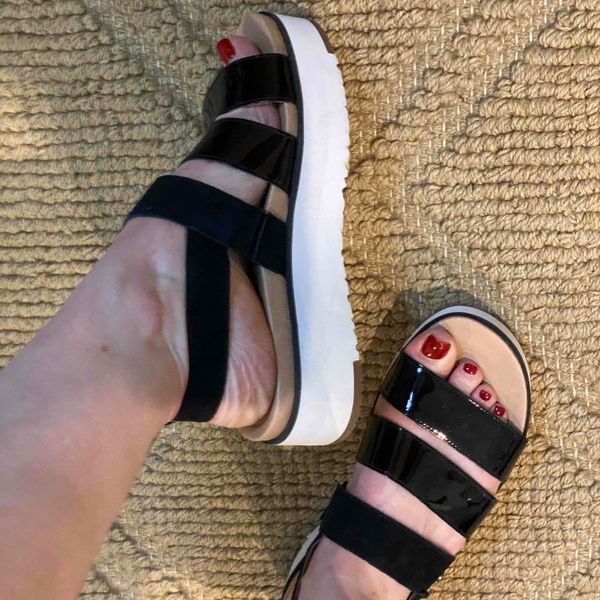 Women Ugg Sandals size 4. Never been worn. Yaga SA